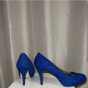 Blue pumps